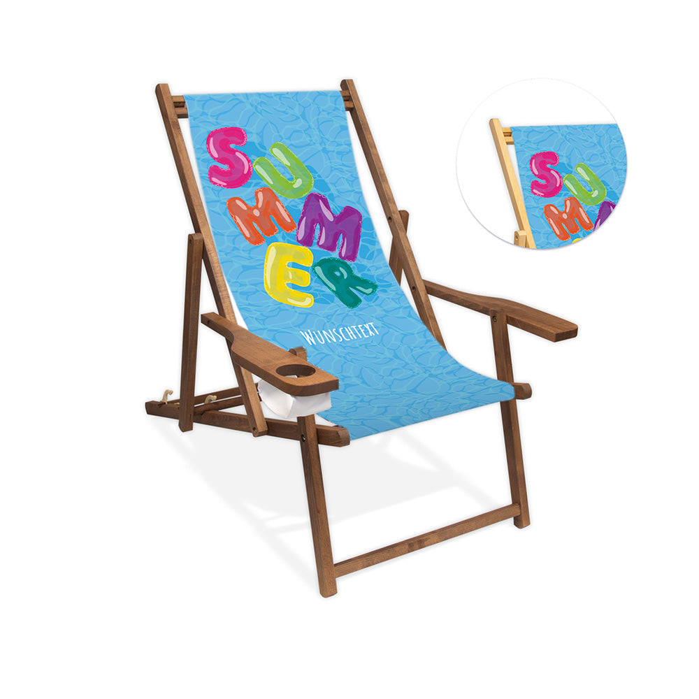 Mockup eines Holzliegestuhls mit Armlehne im Pool-Design mit blauem Wasserhintergrund., buntem "Summer"-Schriftzug im Luftmatratzen-Look und Wunschtext. Die Lasur des Liegestuhls ist dunkelbraun.
Rechts neben dem Stuhl wird in einem Kreis die Lasur farblos dargestellt.