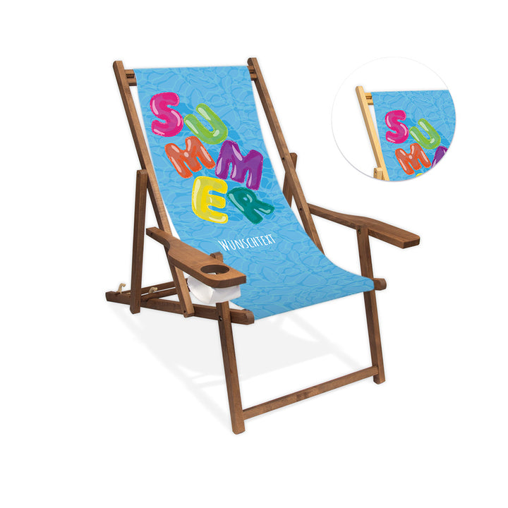 Mockup eines Holzliegestuhls mit Armlehne im Pool-Design mit blauem Wasserhintergrund., buntem "Summer"-Schriftzug im Luftmatratzen-Look und Wunschtext. Die Lasur des Liegestuhls ist dunkelbraun.
Rechts neben dem Stuhl wird in einem Kreis die Lasur farblos dargestellt.