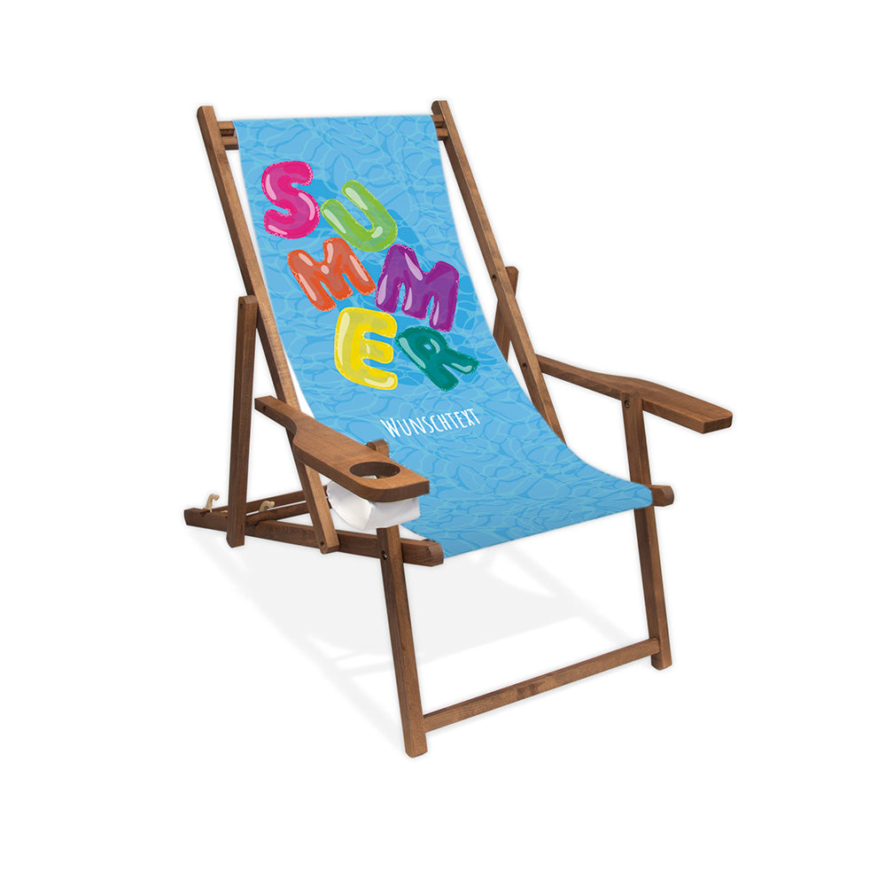 Mockup eines Holzliegestuhls mit Armlehne im Pool-Design mit blauem Wasserhintergrund., buntem "Summer"-Schriftzug im Luftmatratzen-Look und Wunschtext. Die Lasur des Liegestuhls ist dunkelbraun.