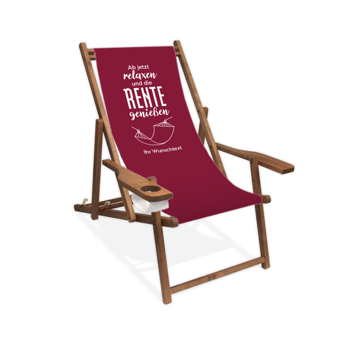 Dunkelbrauner Holzliegestuhl mit Armlehne. Motiv auf Bezug: Hintergrund Bordeaux
Aufschrift: "Ab jetzt relaxen und die Rente genießen". Darunter eine Umrandung einer Hängematte und darunter die Aufschrift "Ihr Wunschtext".
