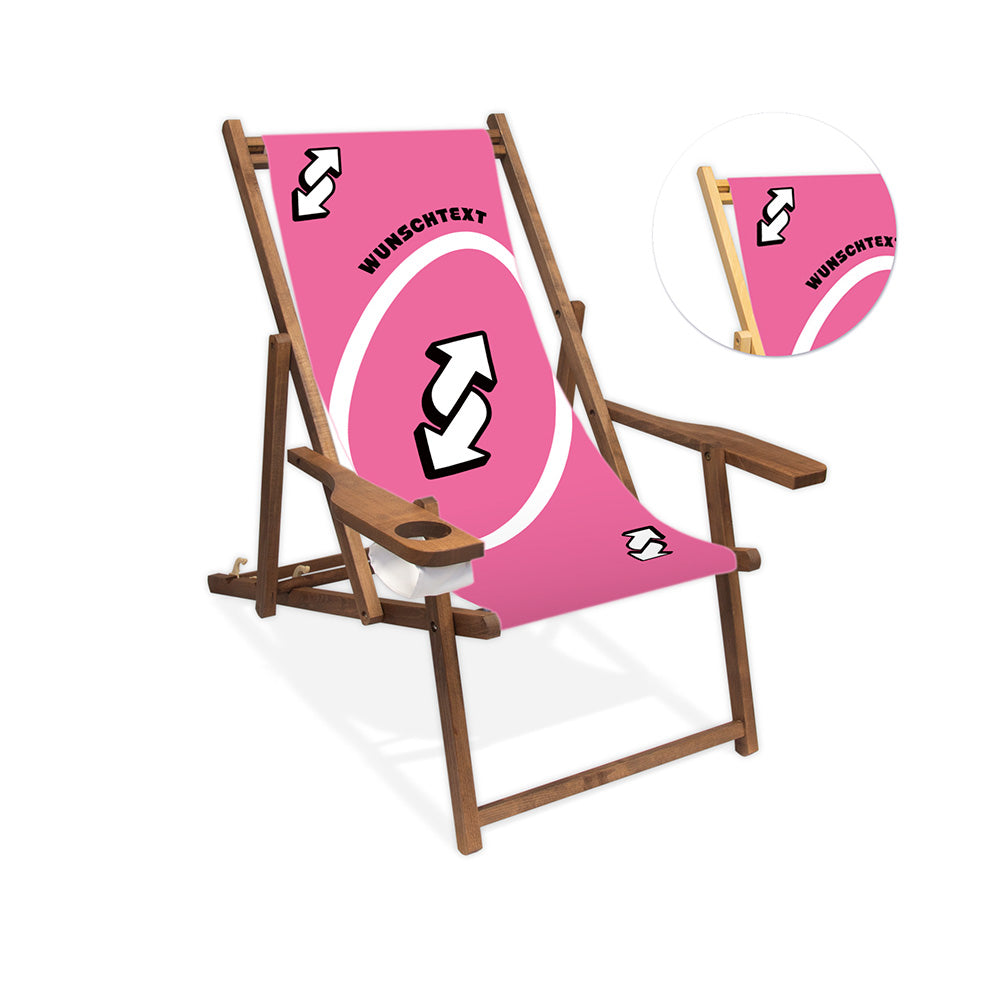 Mockup eines personalisierbaren Holzliegestuhls mit Armlehne im pinken Reverse-Design. Das Motiv zeigt eine Wendekarte und personalisierbaren Wunschtext. Die Lasur des Stuhls ist dunkelbraun.
Rechts neben dem Stuhl wird in einem Kreis die Lasurfarbe farblos dargestellt.
