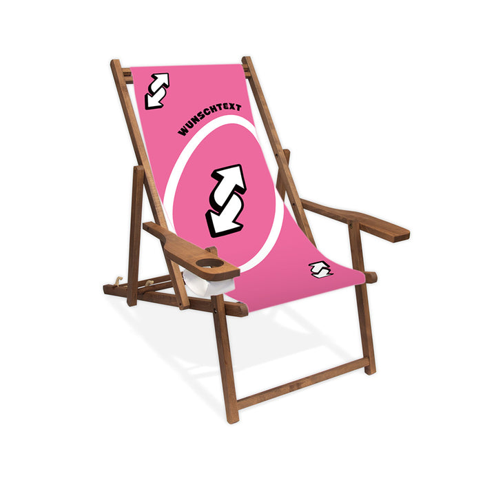 Mockup eines personalisierbaren Holzliegestuhls mit Armlehne im pinken Reverse-Design. Das Motiv zeigt eine Wendekarte und personalisierbaren Wunschtext. Die Lasur des Stuhls ist dunkelbraun.