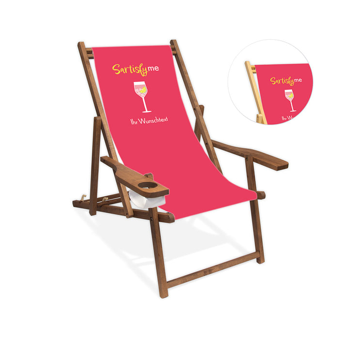 Mittig ist ein dunkelbrauner Holzliegestuhl mit Armlehne abgebildet.
Pinker Hintergrund mit dem Spruch "Sartisfy me". 
Neben dem Liegestuhl ist in einem Kreis die Lasurfarbe farblos abgebildet.