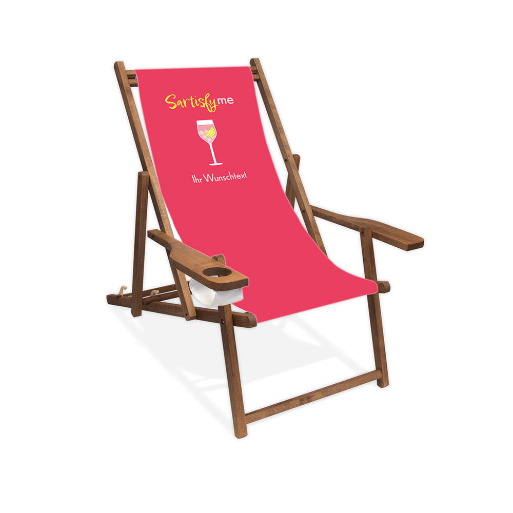 Mittig ist ein dunkelbrauner Holzliegestuhl mit Armlehne abgebildet.
Pinker Hintergrund mit dem Spruch "Sartisfy me". 