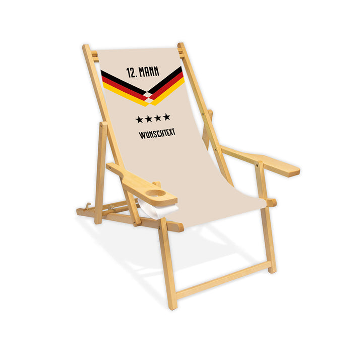 Mittig ist ein farbloser Holzliegestuhl mit Armlehne abgebildet.
Naturfarbener Hintergrund im Nationalelf Trikot Stil.