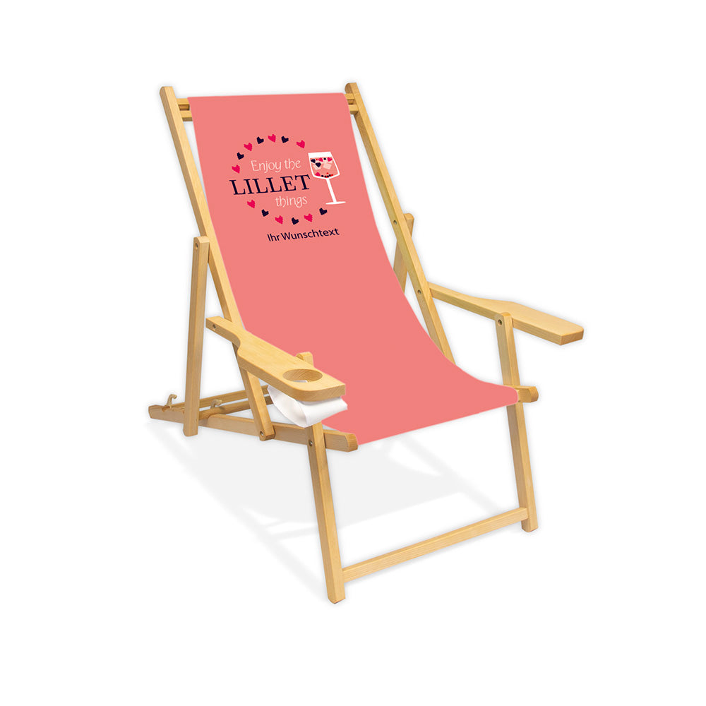 In der Mitte ist ein farbloser Holzliegestuhl mitArmlehne abgebildet. Auf dem rosa Bezug ist im oberen Drittel ein Kreis aus Beeren aufgezeichnet. Da drin steht der Text "Enjoy the Lillet things". Die rechte Seite des Kreises bildet ein Cocktailglas gefüllt mit dem Aperetif Wildberry. Unter dem Kreis  steht folgender Tex geschrieben: Ihr Wunschtext".
