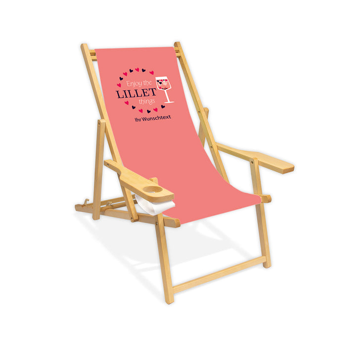 In der Mitte ist ein farbloser Holzliegestuhl mitArmlehne abgebildet. Auf dem rosa Bezug ist im oberen Drittel ein Kreis aus Beeren aufgezeichnet. Da drin steht der Text "Enjoy the Lillet things". Die rechte Seite des Kreises bildet ein Cocktailglas gefüllt mit dem Aperetif Wildberry. Unter dem Kreis  steht folgender Tex geschrieben: Ihr Wunschtext".
