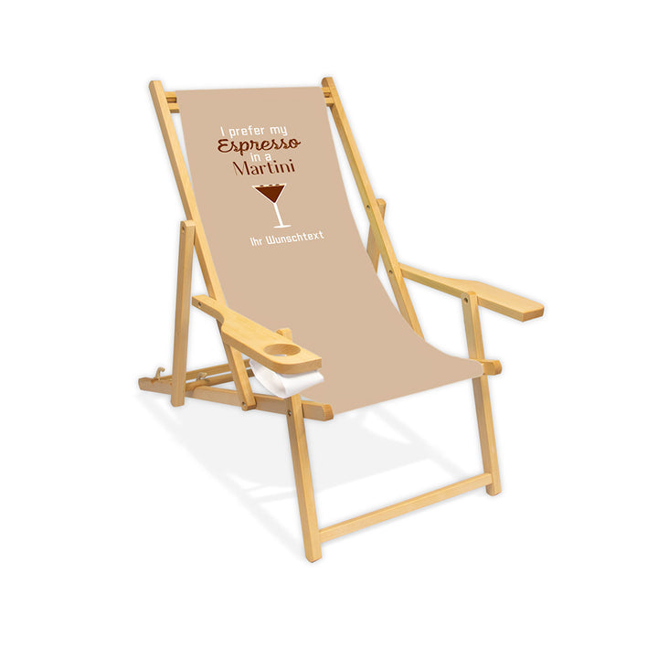 Mittig ist ein farbloser Holzliegestuhl mit Armlehne abgebildet.
Motiv mit dem Spruch "I prefer my Espresso in a Martini". 