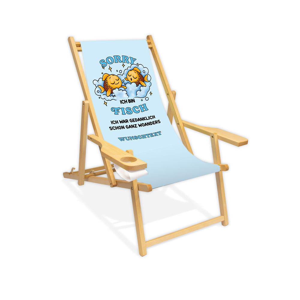 Liegestuhl mit Armlehne in farblose Lasur.
Bezug mit hellblauen Hintergrund mit Comic Stil Fische als Sternzeichen und frechem Spruch.