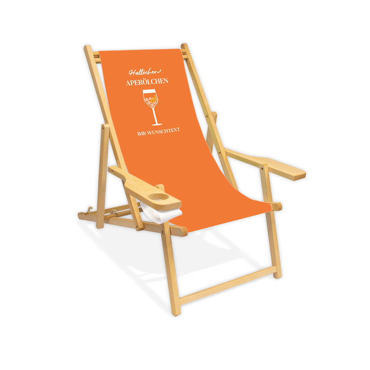 Mittig ist ein farbloser Holzliegestuhl mit Armlehne abgebildet.
Orangenes Motiv mit dem Spruch "Hallöchen Aperölchen". 