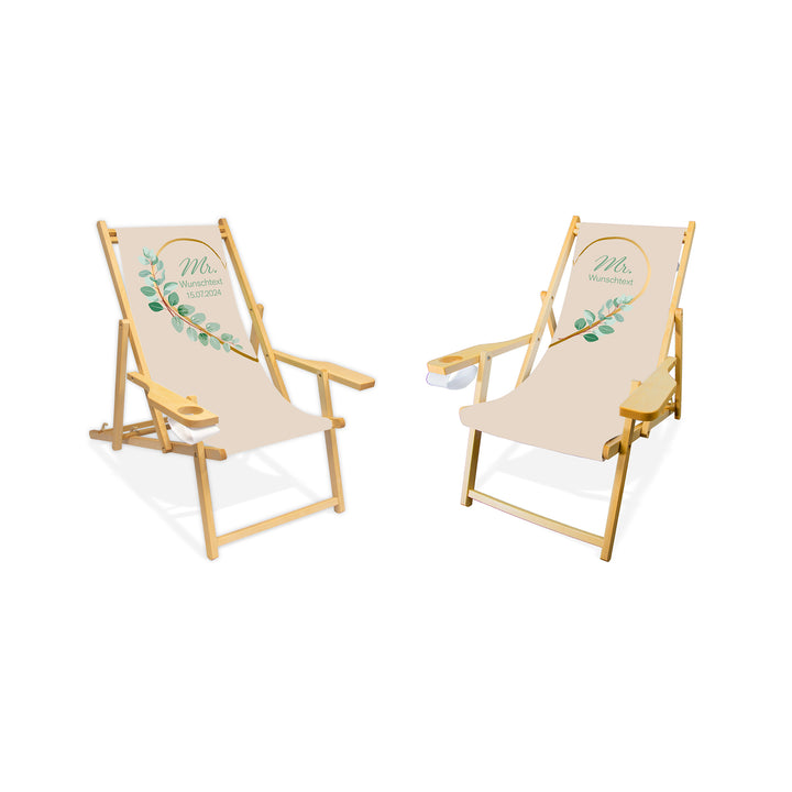 Es sind zwei Holzliegestühle mit Armlehne in farbloser Lasur abgebildet.
Linker Stuhl mit Hintergrund in Creme, links goldene Herzhälfte und grüne Blätter.
Rechter Stuhl mit Hintergrund Creme und rechte goldene Herzhälfte.
Text linker Stuhl: Mr. 
Text rechter Stuhl: Mr.