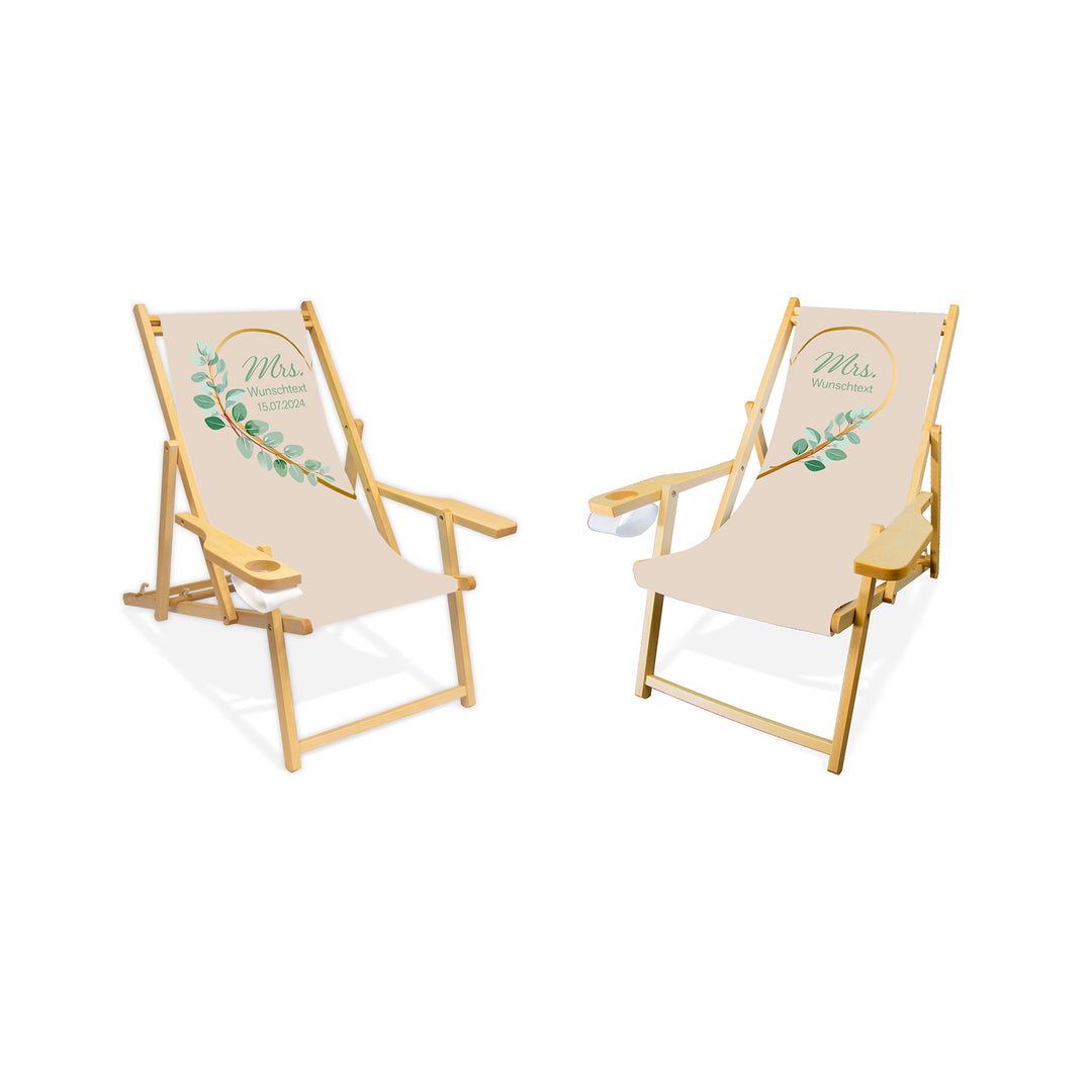 Es sind zwei Holzliegestühle mit Armlehne in farbloser Lasur abgebildet.
Linker Stuhl mit Hintergrund in Creme, links goldene Herzhälfte und grüne Blätter.
Rechter Stuhl mit Hintergrund Creme und rechte goldene Herzhälfte.
Text linker Stuhl: Mrs. 
Text rechter Stuhl: Mrs.