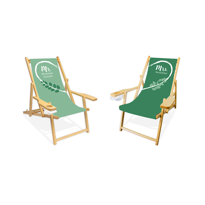 Es sind zwei Holzliegestühle mit Armlehne in der Lasur farblos abgebildet.
Linker Stuhl mit Hintergrund in Mint, linke weiße Herzhälfte und grüne Blätter.
Rechter Stuhl mit Hintergrund dunkleres Grün und rechte weiße Herzhälfte.
Text linker Stuhl: Mr. 
Text rechter Stuhl: Mrs.