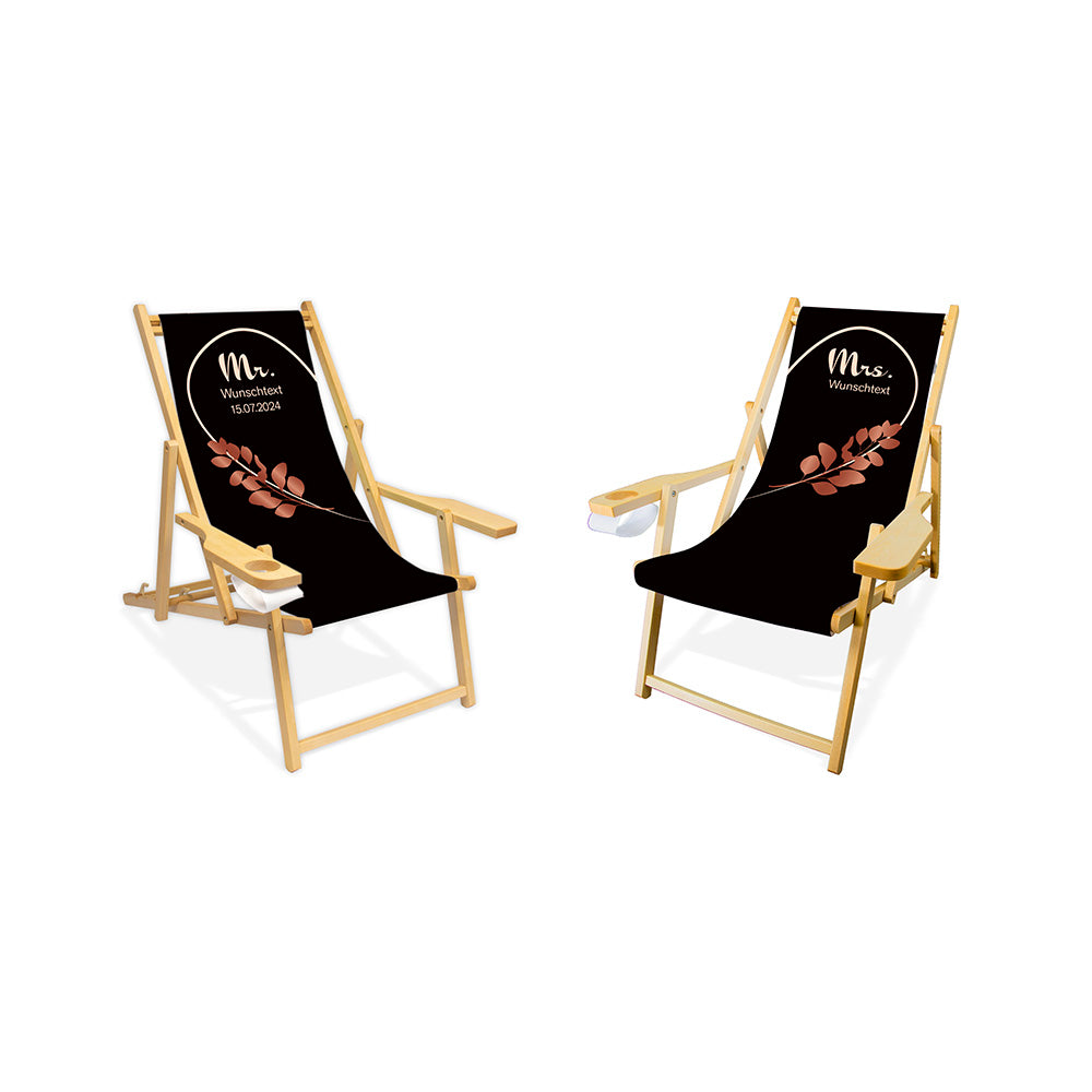 Es sind zwei Holzliegestühle mit Armlehne in der Lasur farblos abgebildet.
Hintergrund beider Liegestühle in Schwarz. Linker Stuhl: Linke Herzhälfte in Creme und Rosé Blätter.
Rechter Stuhl rechte Herzhälfte in Creme und Rosé Blätter.
Text linker Stuhl: Mr. 
Text rechter Stuhl: Mrs.