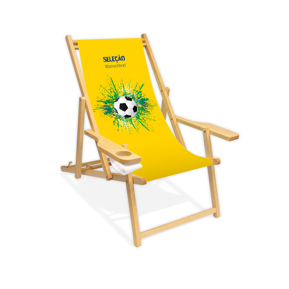 Liegestuhl mit Armlehne farblos im Brasilien Design zur WM 2026 mit Fußball auf grün-blau-weißen Farbklecks und personalisierbaren Text oberhalb. Über dem Wunschtext steht in blau "Selecao".
Der Hintergrund ist gelb.