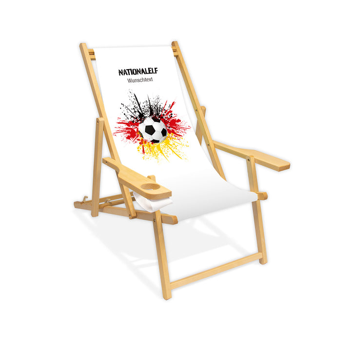 Liegestuhl mit Armlehne farblos im Deutschland Design zur WM 2026 mit Fußball auf schwarz-rot-goldenem Farbklecks und personalisierbaren Text oberhalb. Über dem Wunschtext steht "Nationalelf".