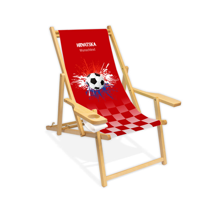 Liegestuhl mit Armlehne farblos im Kroatien Design zur WM 2026 mit Fußball auf rot-weiß-blauen Farbklecks und personalisierbaren Text oberhalb. Über dem Wunschtext steht "Hrvatska".
Der Hintergrund ist rot. Im unteren ein Verlauf zu rot-weiß kariert.