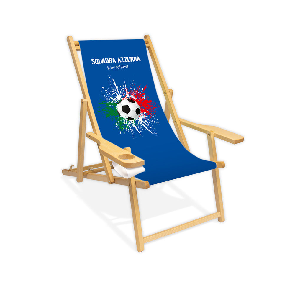 Liegestuhl mit Armlehne farblos im Italien Design zur WM 2026 mit Fußball auf grün-weiß-roten Farbklecks und personalisierbaren Text oberhalb. Über dem Wunschtext steht in weiß "Squadra Azzurra".
Der Hintergrund ist blau.
