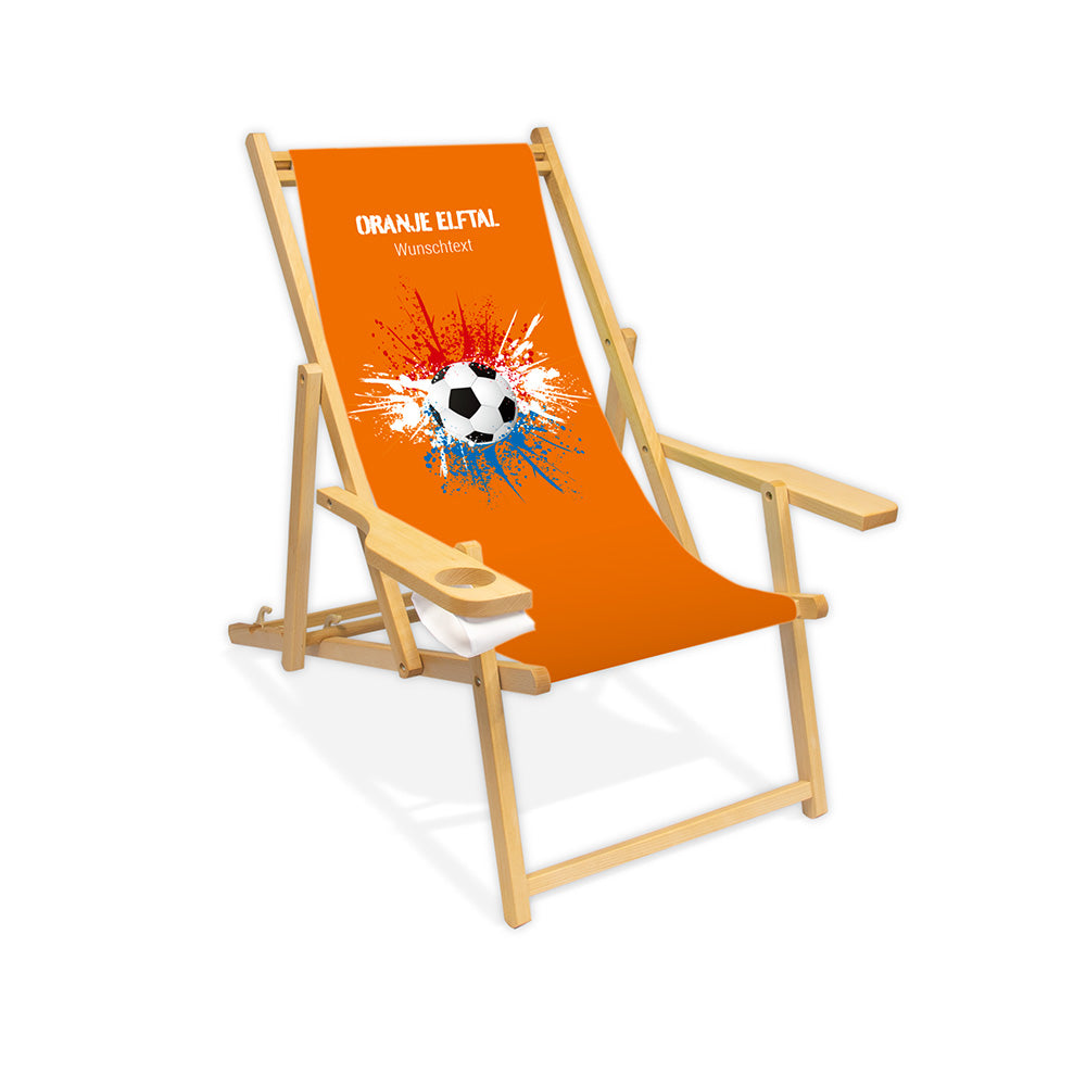 Liegestuhl mit Armlehne farblos im Niederlande Design zur WM 2026 mit Fußball auf rot-weiß-blauen Farbklecks und personalisierbaren Text oberhalb. Über dem Wunschtext steht "Oranje Elftal". Der Hintergrund ist orange.