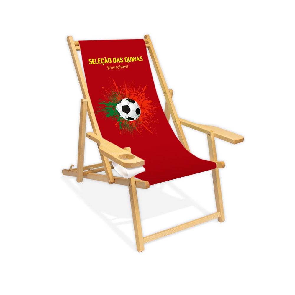 Liegestuhl mit Armlehne farblos im Portugal Design zur WM 2026 mit Fußball auf grün-roten Farbklecks und personalisierbaren Text oberhalb. Über dem Wunschtext steht in gelb "Selacao das Quinas".
Der Hintergrund ist rot.
