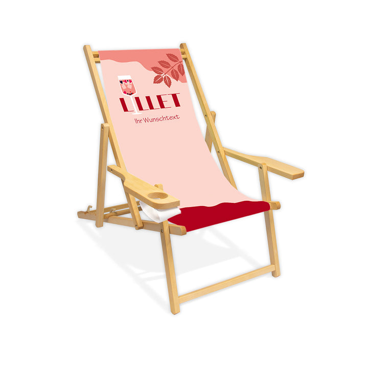 Mittig ist ein farbloser Holzliegestuhl mit Armlehne abgebildet.
Motiv LILLET, wobei das i ein Aperetif-Glas mit Wildberry darstellt.