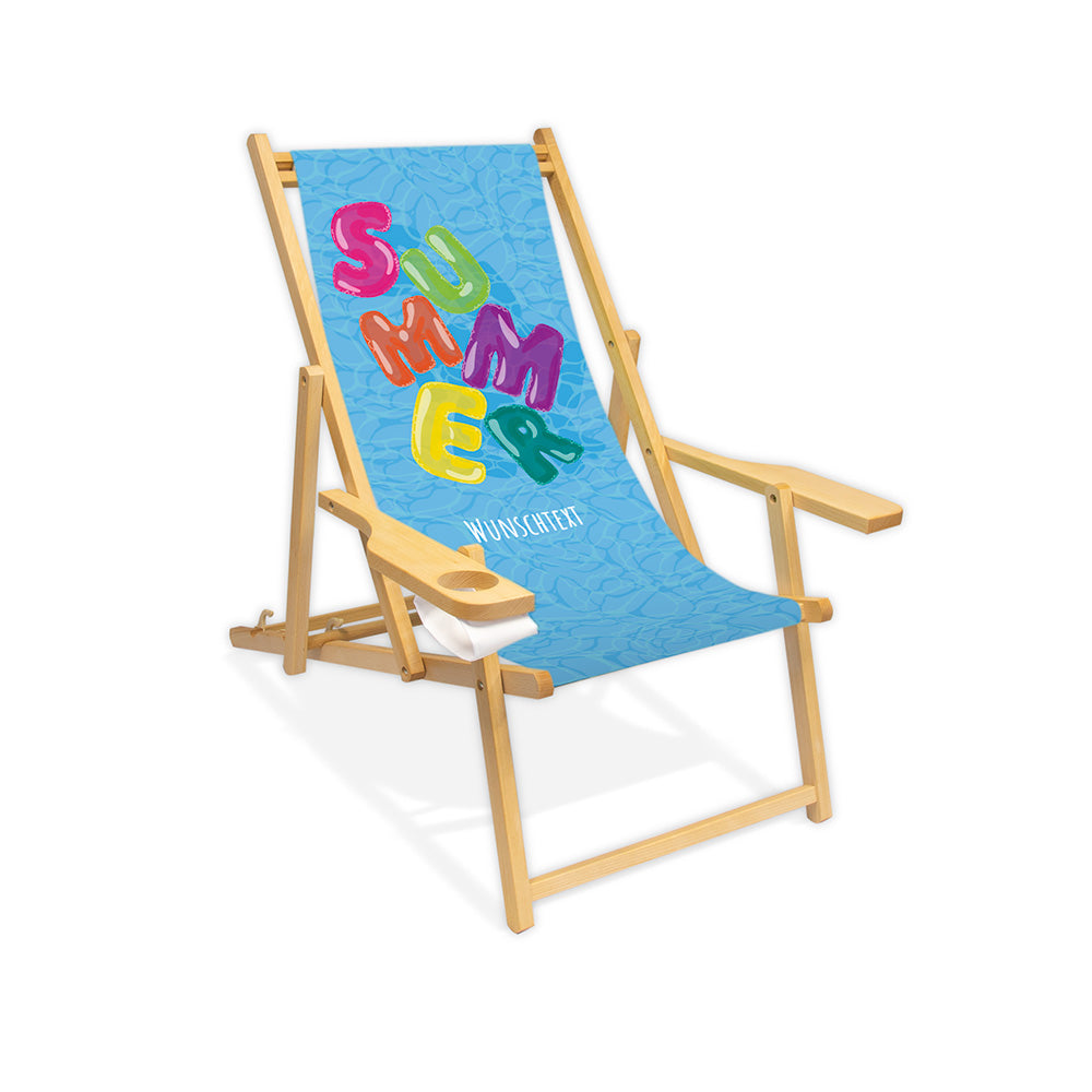 Mockup eines Holzliegestuhls mit Armlehne im Pool-Design mit blauem Wasserhintergrund., buntem "Summer"-Schriftzug im Luftmatratzen-Look und Wunschtext. Die Lasur des Liegestuhls ist farblos.