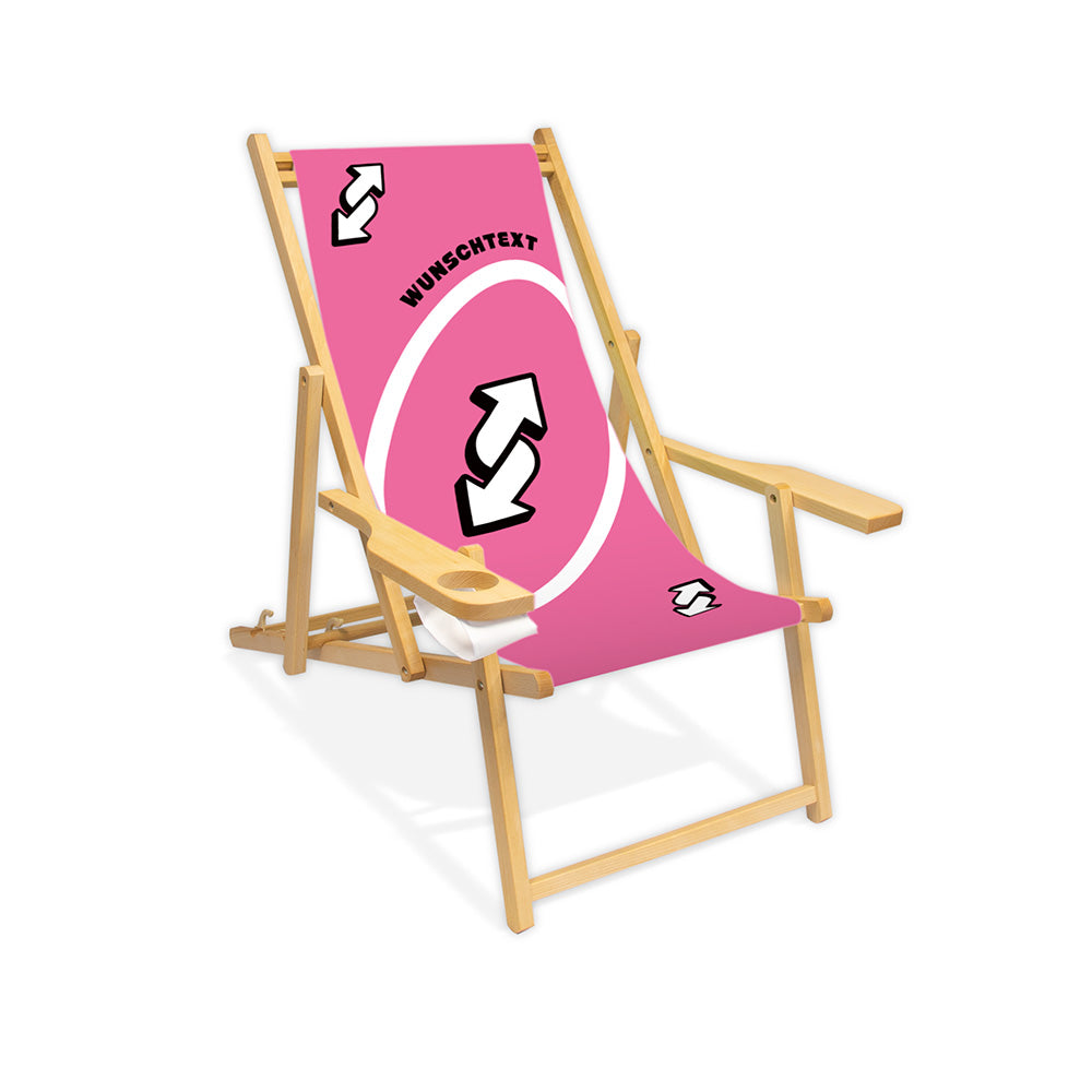 Mockup eines personalisierbaren Holzliegestuhls mit Armlehne im pinken Reverse-Design. Das Motiv zeigt eine Wendekarte und personalisierbaren Wunschtext. Die Lasur des Stuhls ist farblos.