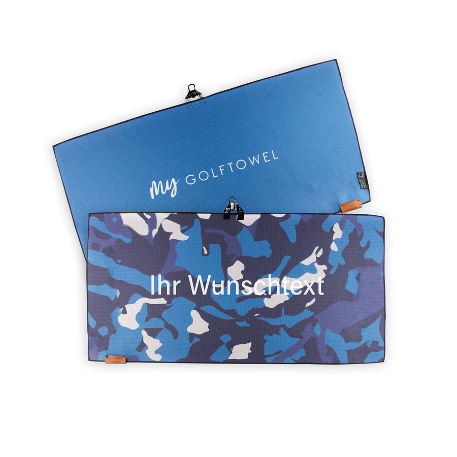 Golftowel Large in blauen Camouflage Muster. Auf dem Golftowel steht Mittig in einer weißen, serifenlosen Schrift geschrieben "Ihr Wunschtext". Die Rückseite des Golftowels ist Blau dargestellt. Hier steht mittig der Schriftzug "MyGolftowel". Im unteren Bereich befindet sich ein braunes Lederpatch und oben ist eine Schlaufe und Karabiner angebracht.