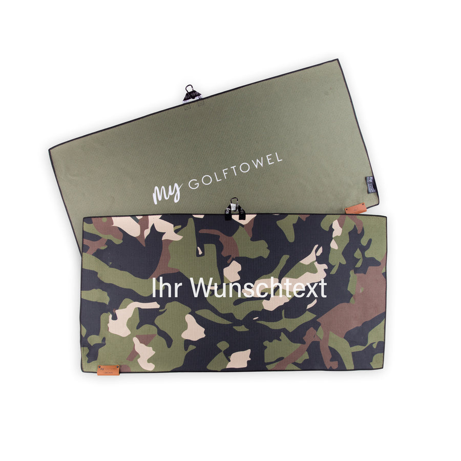 Golftowel Large in grünem Camouflage Muster. Auf dem Golftowel steht Mittig in einer weißen, serifenlosen Schrift geschrieben "Ihr Wunschtext". Die Rückseite des Golftowels ist Khaki-Grün dargestellt. Hier steht mittig der Schriftzug "MyGolftowel". Im unteren Bereich befindet sich ein braunes Lederpatch und oben ist eine Schlaufe und Karabiner angebracht.