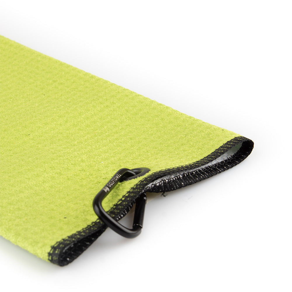 Detailfoto von der schwarzen Öse und dem Karabiner auf einem lemon Golftowel Small.