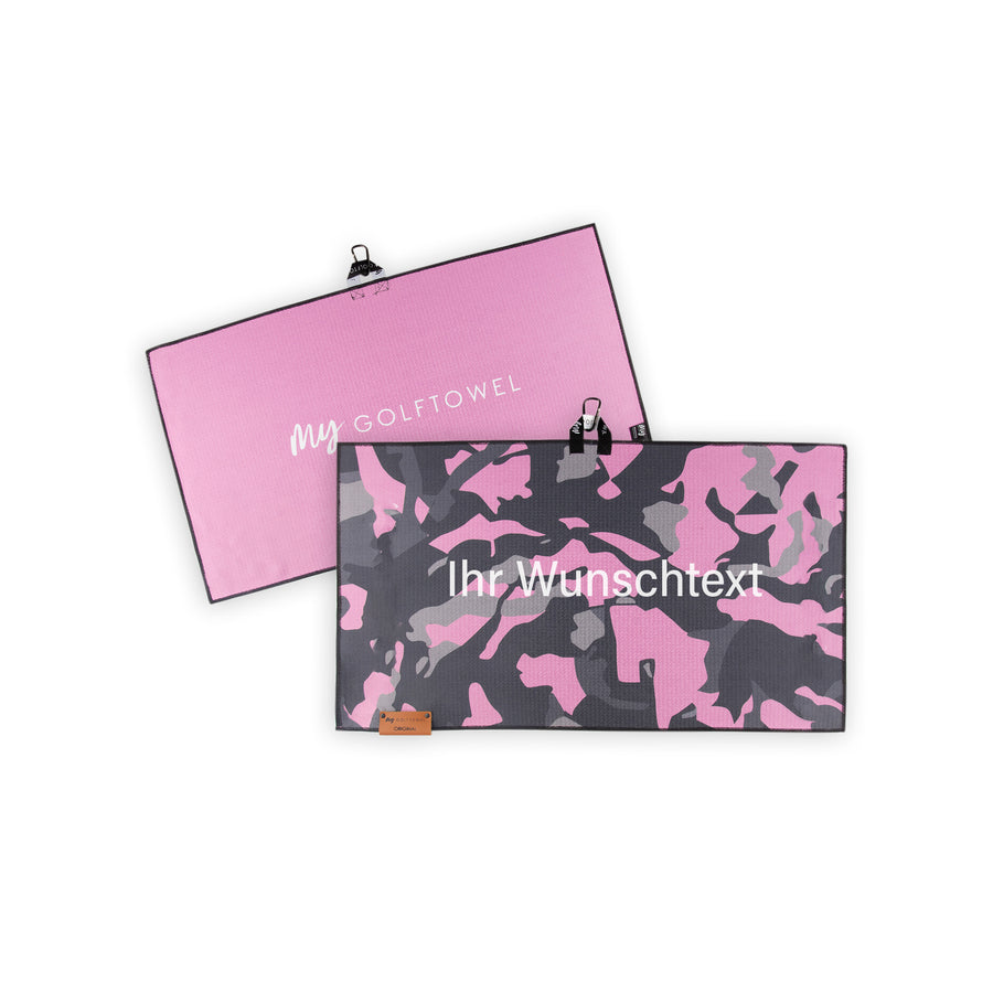 Golftowel Medium in rosa Camouflage Muster. Auf dem Golftowel steht Mittig in einer weißen, serifenlosen Schrift geschrieben "Ihr Wunschtext". Die Rückseite des Golftowels ist Rosa dargestellt. Hier steht mittig der Schriftzug "MyGolftowel". Im unteren Bereich befindet sich ein braunes Lederpatch und oben ist eine Schlaufe und Karabiner angebracht.