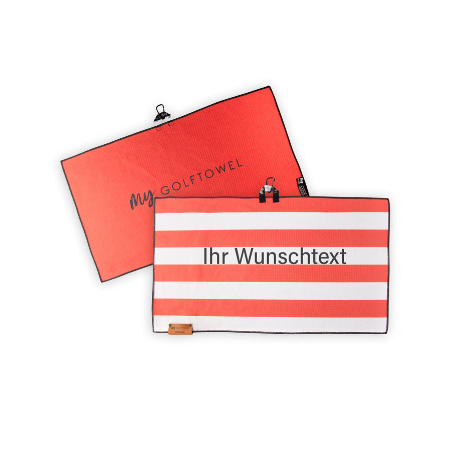 Golftowel Medium mit einem horizontal gestreiften Muster Rot-Weiß. Auf dem Golftowel steht Mittig in einer schwarzen, serifenlosen Schrift geschrieben "Ihr Wunschtext". Die Rückseite des Golftowels ist in Rot, dargestellt. Hier steht mittig der schwarze Schriftzug "MyGolftowel". Im unteren Bereich befindet sich ein braunes Lederpatch und oben ist eine Schlaufe und Karabiner angebracht.