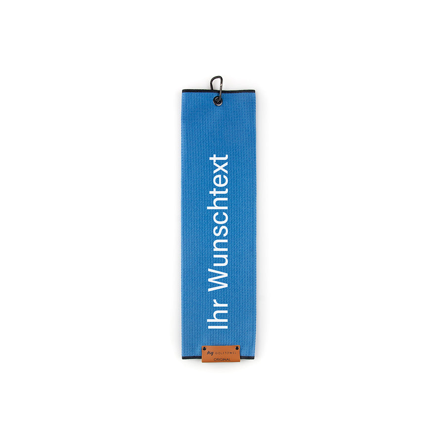 Gefaltetes Golftowel in Blau. Auf dem Golftowel steht von unten nach oben geschrieben der Text "Ihr Wunschtext" in Weiß. Im unteren Bereich befindet sich ein braunes Lederpatch und oben ist ein schwarzer Karabiner in einer schwarzen Öse angebracht.
