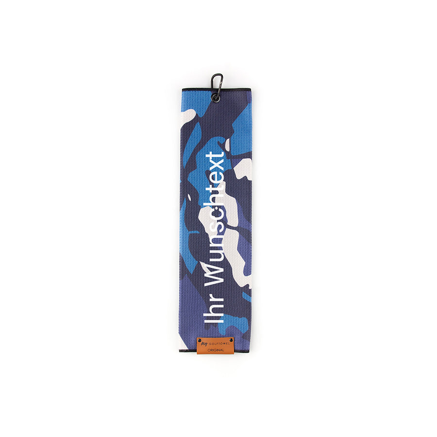 Gefaltetes Golftowel mit Camouflage Muster in Blau. Auf dem Golftowel steht von unten nach oben geschrieben der Text "Ihr Wunschtext" in Weiß. Im unteren Bereich befindet sich ein braunes Lederpatch und oben ist ein schwarzer Karabiner in einer schwarzen Öse angebracht.