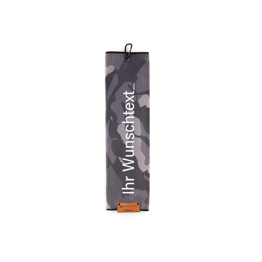 Gefaltetes Golftowel mit Camouflage Muster in Grau. Auf dem Golftowel steht von unten nach oben geschrieben der Text "Ihr Wunschtext" in Weiß. Im unteren Bereich befindet sich ein braunes Lederpatch und oben ist ein schwarzer Karabiner in einer schwarzen Öse angebracht.
