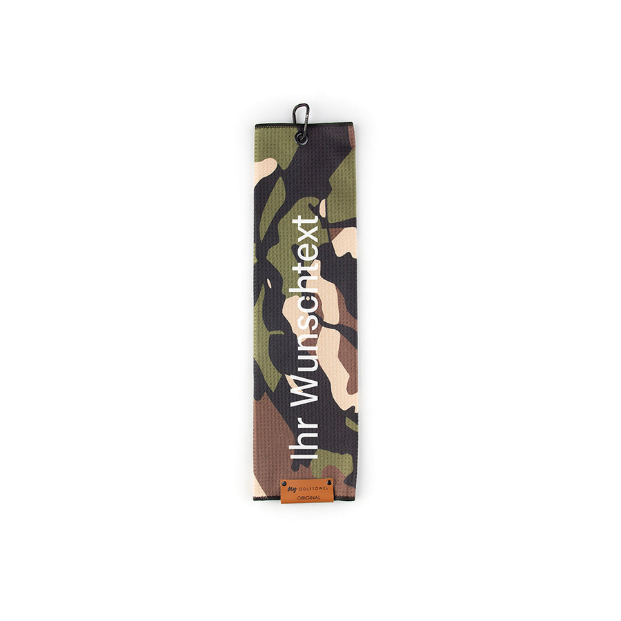 Gefaltetes Golftowel mit Camouflage Muster in Grün. Auf dem Golftowel steht von unten nach oben geschrieben der Text "Ihr Wunschtext" in Weiß. Im unteren Bereich befindet sich ein braunes Lederpatch und oben ist ein schwarzer Karabiner in einer schwarzen Öse angebracht.