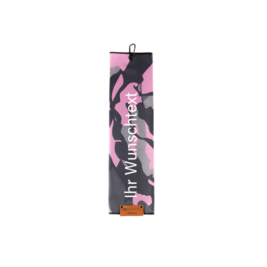 Gefaltetes Golftowel mit Camouflage Muster in Rosa. Auf dem Golftowel steht von unten nach oben geschrieben der Text "Ihr Wunschtext" in Weiß. Im unteren Bereich befindet sich ein braunes Lederpatch und oben ist ein schwarzer Karabiner in einer schwarzen Öse angebracht.