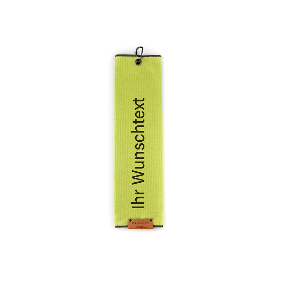 Gefaltetes Golftowel in Lemon. Auf dem Golftowel steht von unten nach oben geschrieben der Text "Ihr Wunschtext" in Schwarz. Im unteren Bereich befindet sich ein braunes Lederpatch und oben ist ein schwarzer Karabiner in einer schwarzen Öse angebracht.