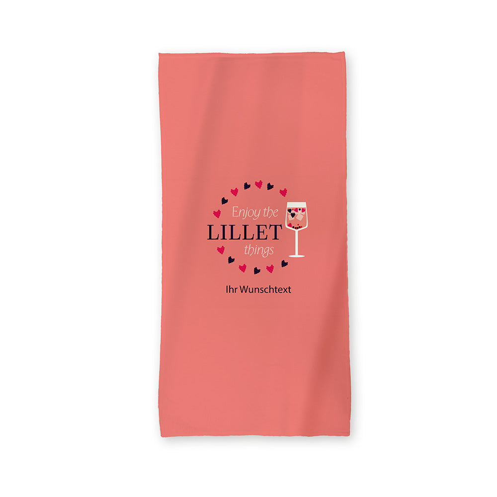Hintergrund in rosa. Mittig Kreis aus Beeren. Darin steht der Text "Enjoy the Lillet things". Die rechte Seite des Kreises bildet ein Cocktailglas gefüllt mit dem Aperetif Wildberry. Unter dem Kreis  steht folgender Tex geschrieben: Ihr Wunschtext".