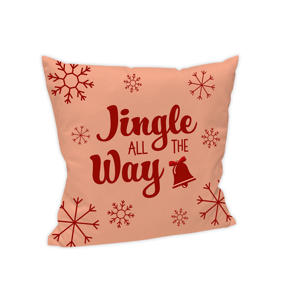 Der Hintergrund des Kissens ist in einem Altrosa gehalten. Mittig steht in einem Dunkelrot "Jingle all the way". Daneben ist eine Glocke gesetzt. Rote Schneeflocken in verschiedenen Größen sind um die Schrift ringsum verteilt.