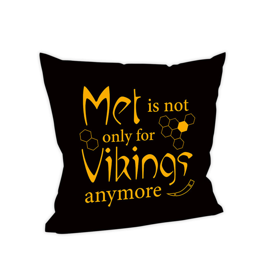 Der Hintergrund des Kissens ist in Schwarz gehalten.
In Gelb steht auf 4 Zeilen verteilt "Met is not only for Vikings anymore". Ringsherum sind Bienenwaben und ein Horn abstrakt dargestellt.