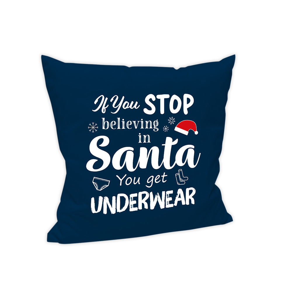 Dieses Kissen ist im Hintergrund Dunkelblau gehalten. In der Mitte steht in weißer Schrift, mit verschiederner Kalligrafie "If you stop believing in Santa you get underwear". Um die Schrift ringsum sind Schneeflocken, eine Weihnachtsmannmütze sowie Socken und Unterwäsche verteilt.