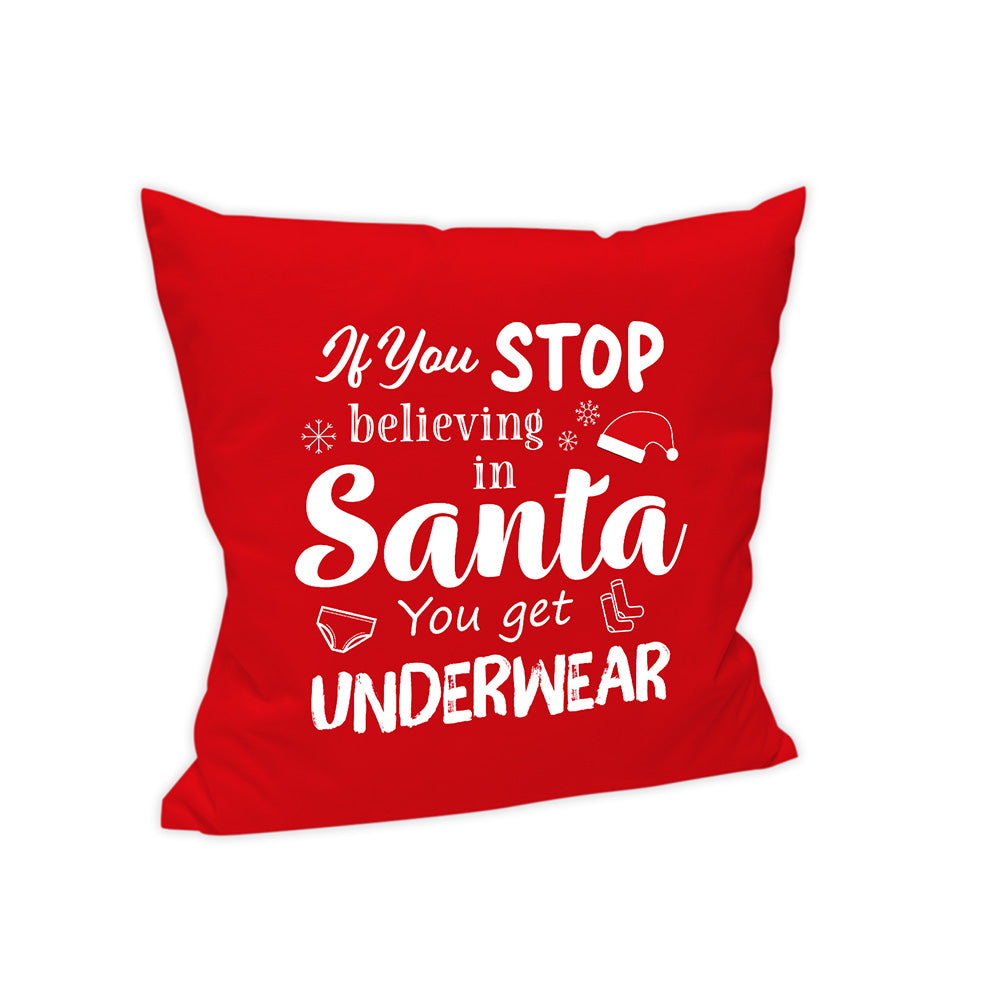Dieses Kissen ist im Hintergrund Rot gehalten. In der Mitte steht in weißer Schrift, mit verschiederner Kalligrafie "If you stop believing in Santa you get underwear". Um die Schrift ringsum sind Schneeflocken, eine Weihnachtsmannmütze sowie Socken und Unterwäsche verteilt.