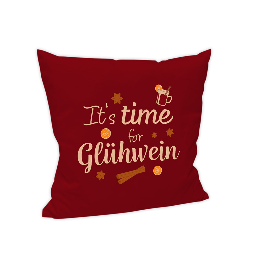 Der Hintergrund des Kissens ist in einem dunklen Rotton gehalten. In verschiedenen Schriften steht auf 3 Zeilen verteilt "It's time for Glühwein".
Um die Schrift ringsum sind Zimtstangen, Orangenscheiben und ein Glühweinglas sowie Sternanis verteilt.